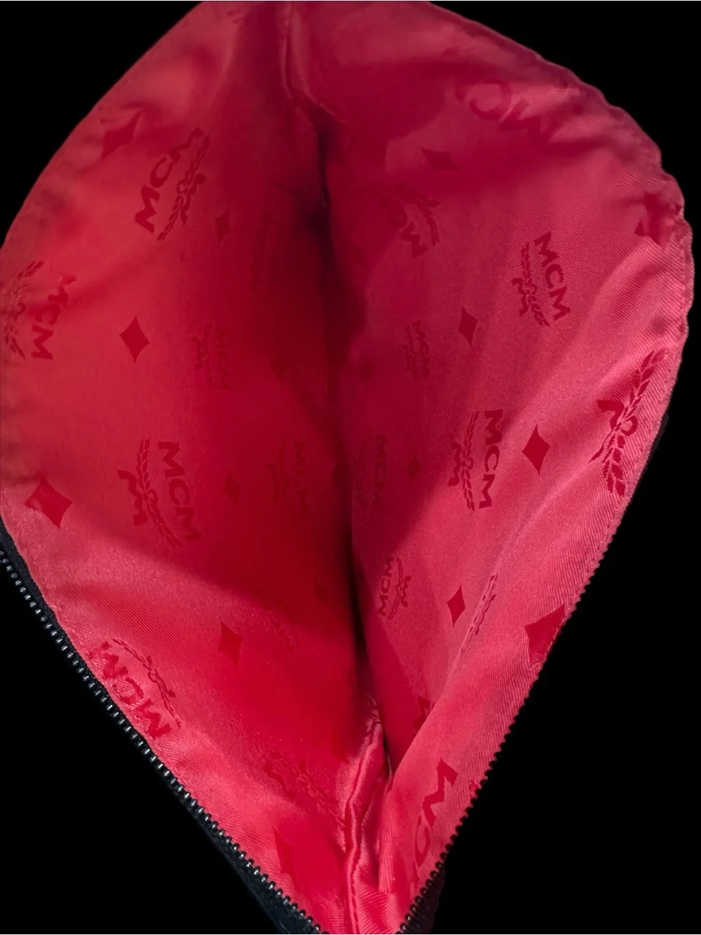 MCM Cream Zip Pouch with Red Kiss Print 💋 - Picture 4 of 7